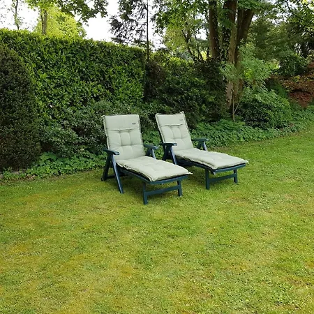 Vakantiehuis Charming In With Garden